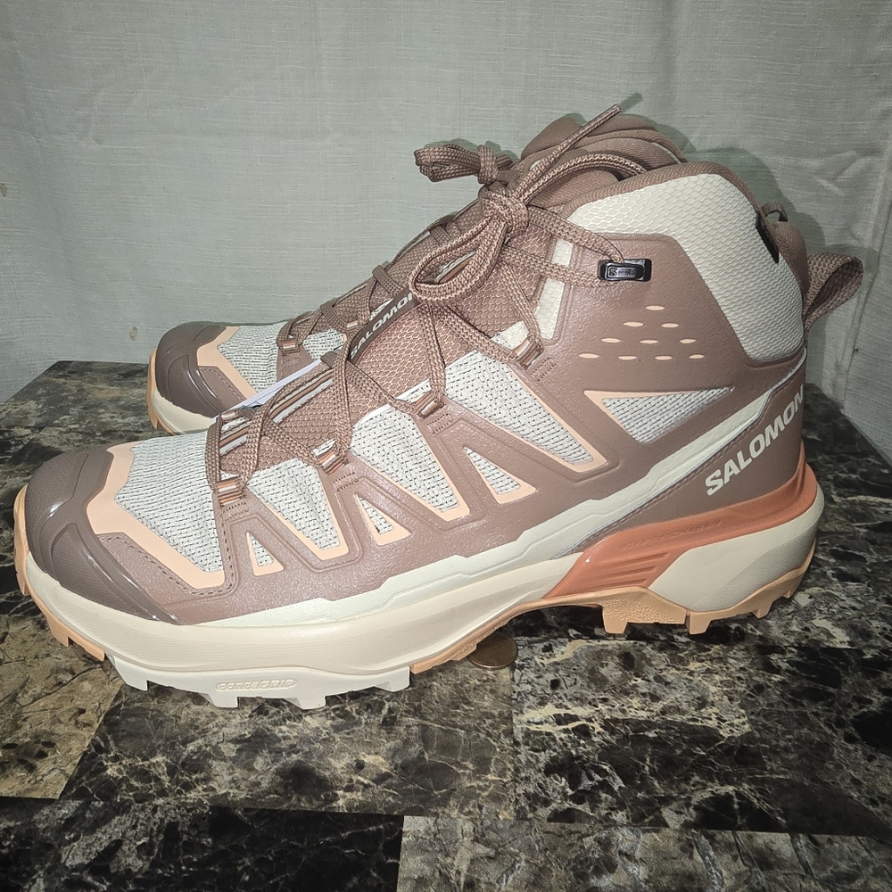 Women's hiking boots with GORE-TEX technology, size 10, lace-up closure